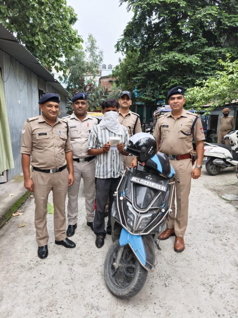 “स्मैक के सौदागर पर पुलिस का प्रहार, 10 ग्राम नशे संग तस्कर गिरफ्तार”