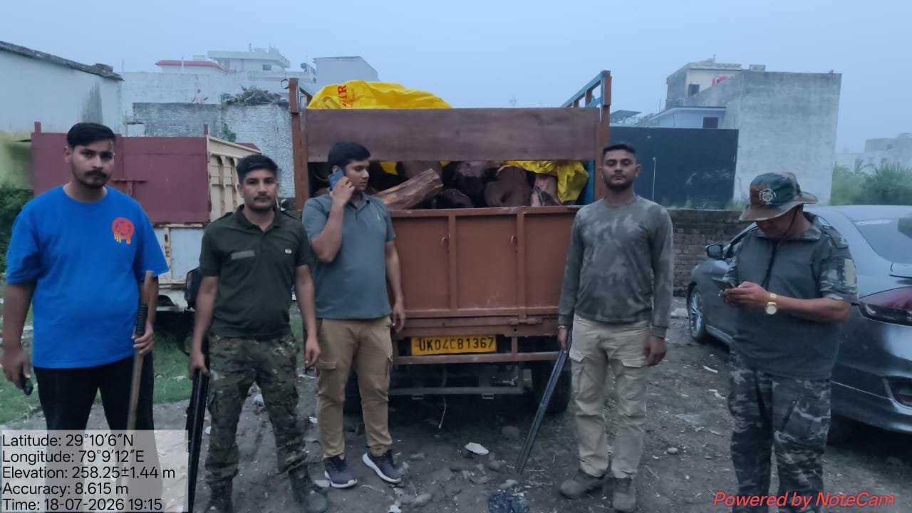 खैर तस्करों की ‘पिकअप’ पर वन विभाग का शिकंजा, बाजपुर में दो वाहन जब्त!