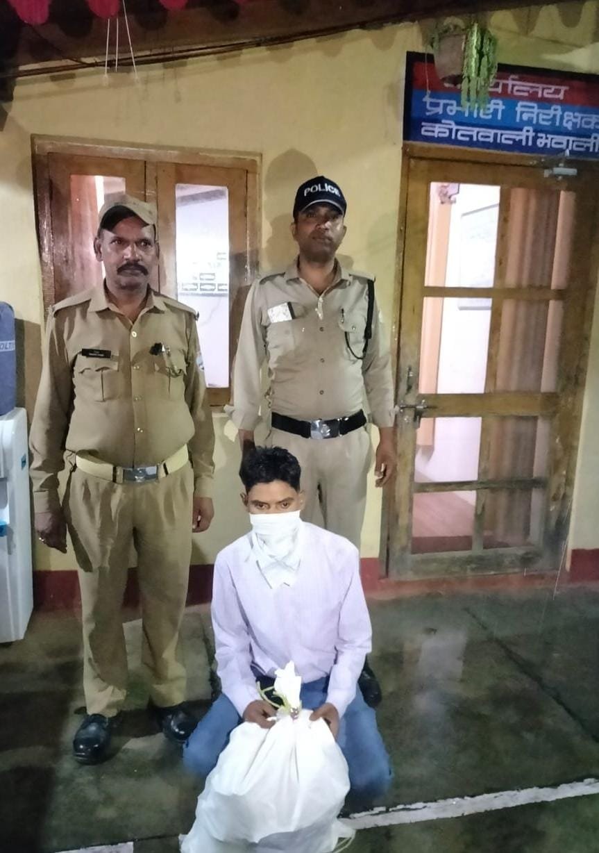 भवाली पुलिस की कार्रवाई: 60 पाउच अवैध देसी शराब के साथ एक आरोपी गिरफ्तार।