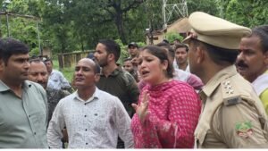 वनकर्मी पर मारपीट का आरोप, भतीजे ने खोला मोर्चा! चौकी की छत पर चढ़ा युवक, आत्मदाह की धमकी से पुलिस के उड़े होश।