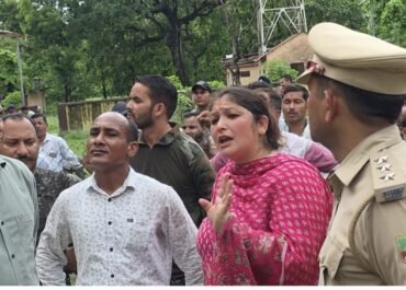वनकर्मी पर मारपीट का आरोप, भतीजे ने खोला मोर्चा! चौकी की छत पर चढ़ा युवक, आत्मदाह की धमकी से पुलिस के उड़े होश।