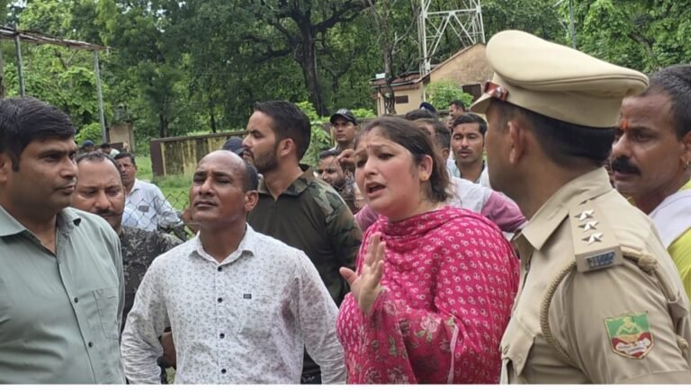वनकर्मी पर मारपीट का आरोप, भतीजे ने खोला मोर्चा! चौकी की छत पर चढ़ा युवक, आत्मदाह की धमकी से पुलिस के उड़े होश।