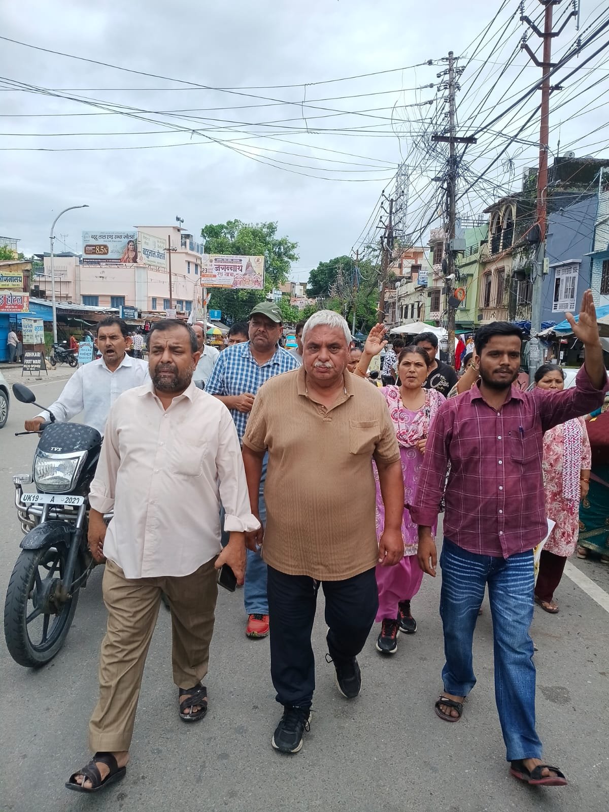 प्रभात ध्यानी की हिरासत के विरोध में रामनगर कोतवाली का घेराव, रिहाई के बाद निकाला जुलूस।