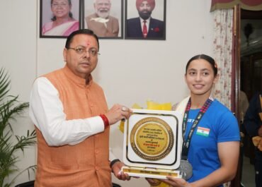 मुख्यमंत्री धामी ने अंतरराष्ट्रीय स्तर पर पदक जीतने वाली महिला मुक्केबाजों को किया सम्मानित, कहा—उत्तराखंड की बेटियां रच रही हैं नए कीर्तिमान।