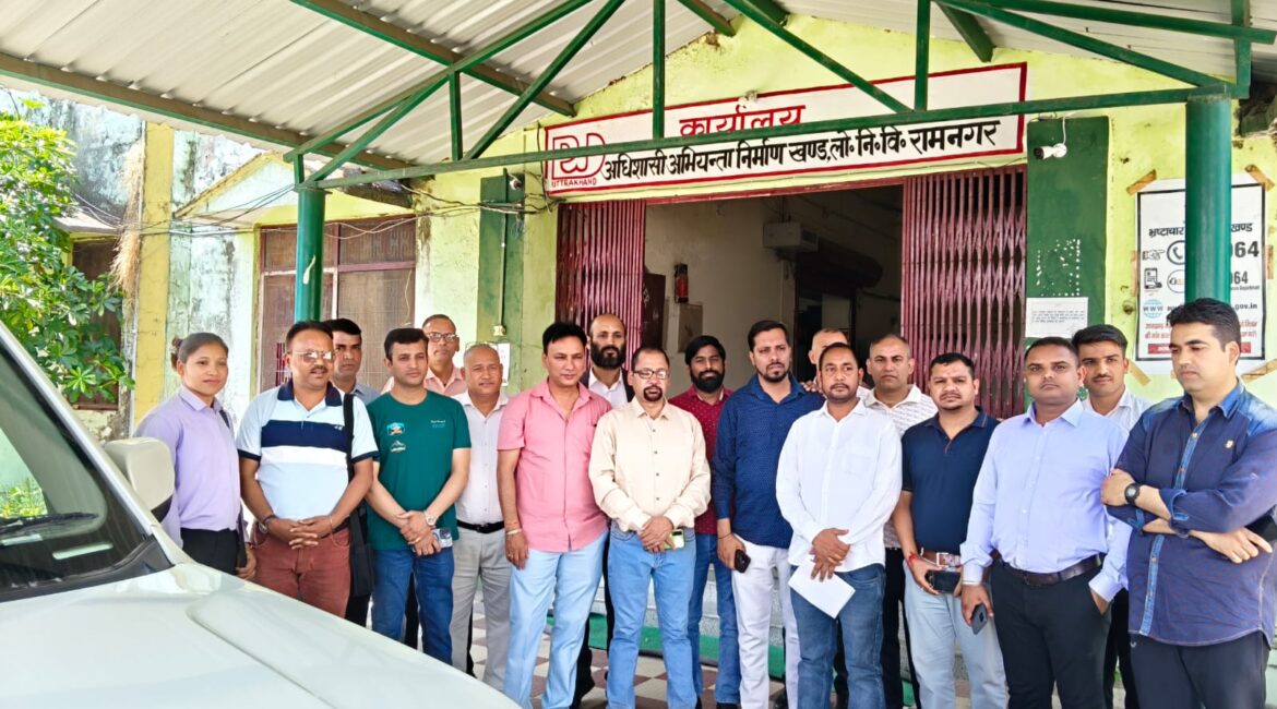 छोई की जर्जर सड़क को लेकर समाजसेवी राहुल सिंह दरम्वाल ने PWD अधिकारियों से की मुलाकात।