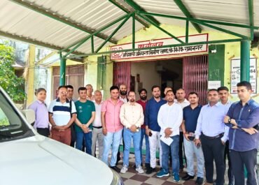 छोई की जर्जर सड़क को लेकर समाजसेवी राहुल सिंह दरम्वाल ने PWD अधिकारियों से की मुलाकात।