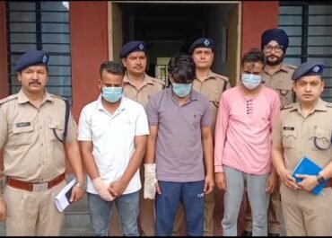 “नकली नोटों की फैक्ट्री का भंडाफोड़, 3 शातिर गिरफ्तार… लैपटॉप-प्रिंटर से छाप रहे थे करेंसी!”*
