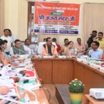 "विकास योजनाओं पर सांसद अजय भट्ट का एक्शन मोड, लापरवाह अधिकारियों को चेतावनी"