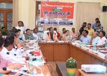 “विकास योजनाओं पर सांसद अजय भट्ट का एक्शन मोड, लापरवाह अधिकारियों को चेतावनी”
