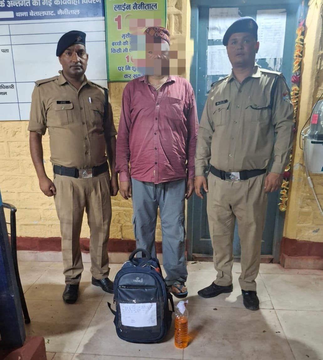 अवैध शराब की तस्करी पर वार, बेतालघाट पुलिस ने एक आरोपी को पकड़ा।
