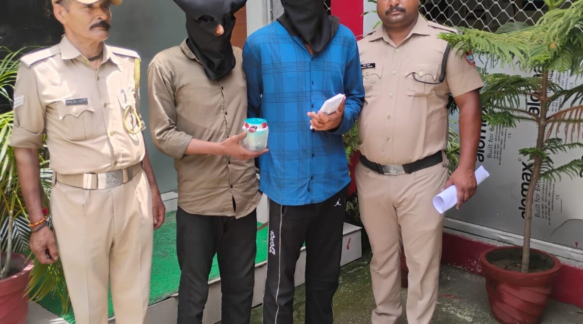  रामनगर पुलिस ने दो स्मैक तस्करों को दबोचा, 7.34 ग्राम स्मैक और बाइक बरामद।