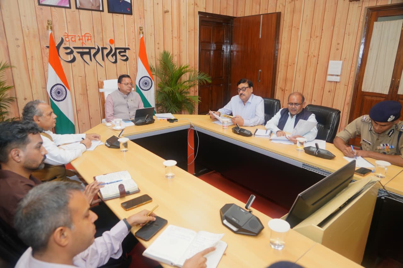 धामी का सख्त संदेश: आपदा प्रबंधन में लापरवाही नहीं होगी बर्दाश्त, अधिकारी उतरें ग्राउंड जीरो पर।