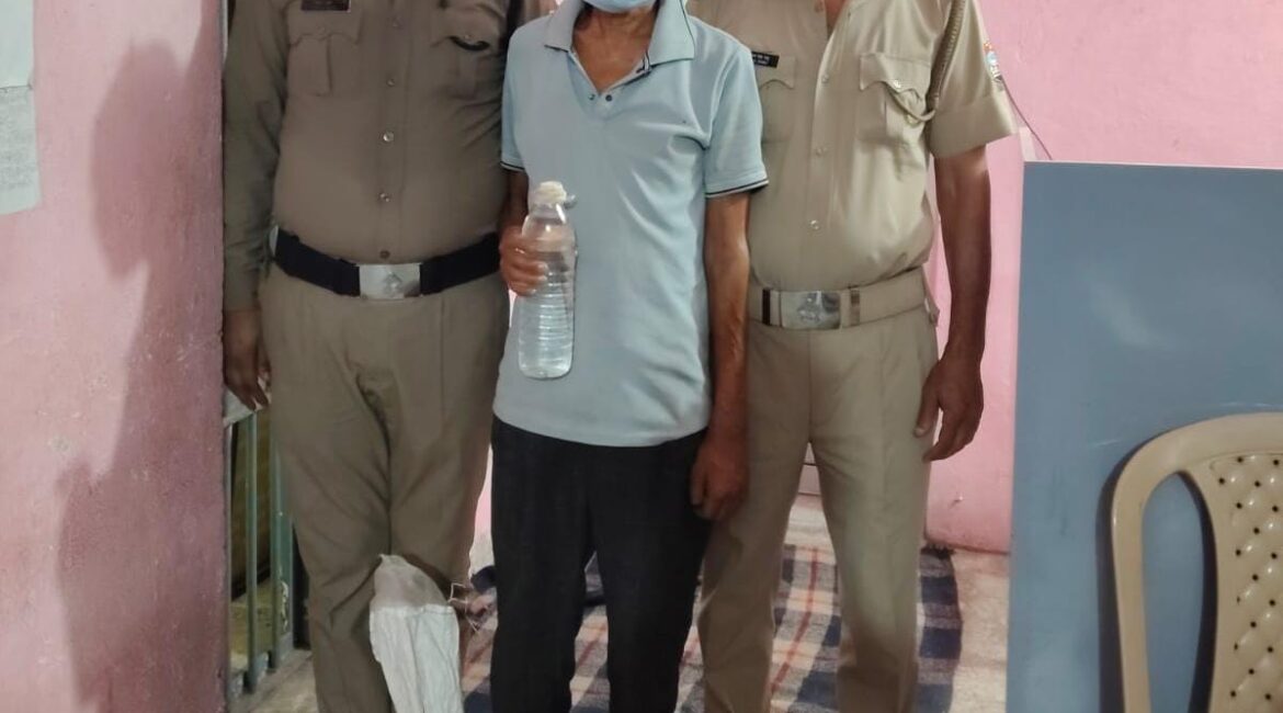 बिंदुखत्ता पुलिस ने 76 पाउच कच्ची शराब के साथ तस्कर को किया गिरफ्तार।