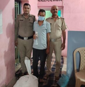 बिंदुखत्ता पुलिस ने 76 पाउच कच्ची शराब के साथ तस्कर को किया गिरफ्तार।