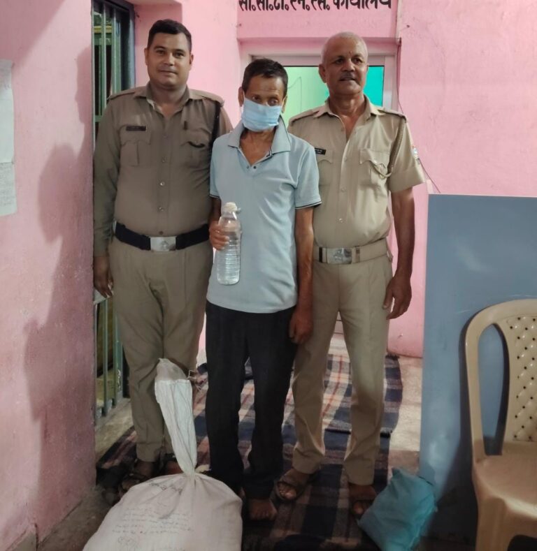 बिंदुखत्ता पुलिस ने 76 पाउच कच्ची शराब के साथ तस्कर को किया गिरफ्तार।