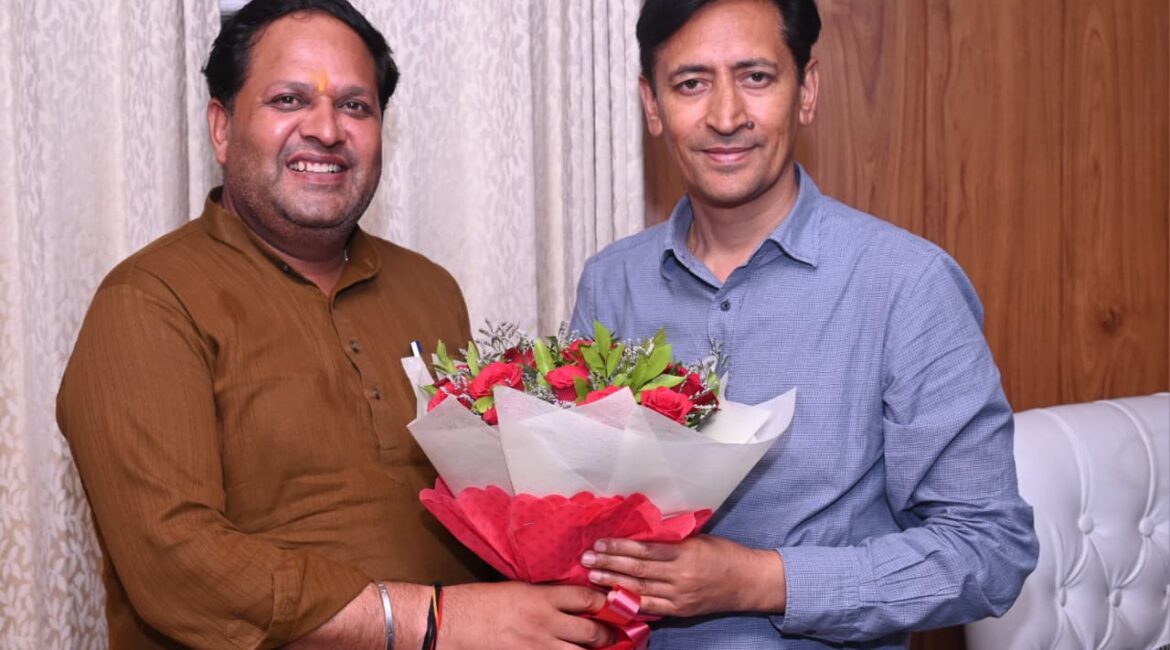 जनहित के मुद्दों पर मेयर विकास शर्मा सक्रिय, रुद्रपुर के विकास प्रस्तावों पर आयुक्त दीपक रावत से की मुलाकात।