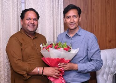 जनहित के मुद्दों पर मेयर विकास शर्मा सक्रिय, रुद्रपुर के विकास प्रस्तावों पर आयुक्त दीपक रावत से की मुलाकात।