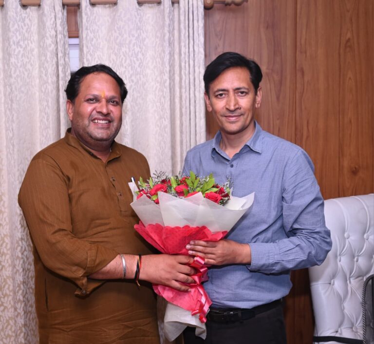 जनहित के मुद्दों पर मेयर विकास शर्मा सक्रिय, रुद्रपुर के विकास प्रस्तावों पर आयुक्त दीपक रावत से की मुलाकात।