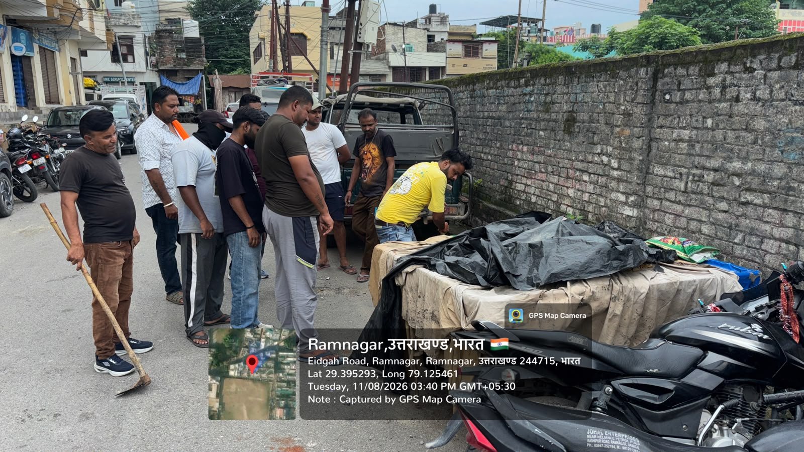 सफाई में रोड़ा बने ठेलों पर चला नगर पालिका का डंडा, 10 ठेले जब्त।