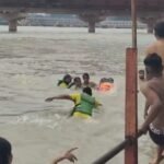 तेज बहाव में फंसे दो कांवड़िए, SDRF जवानों ने गंगा में छलांग लगाकर बचाया।