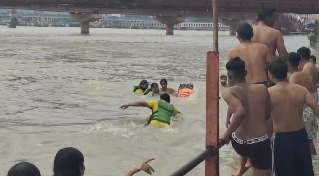 तेज बहाव में फंसे दो कांवड़िए, SDRF जवानों ने गंगा में छलांग लगाकर बचाया।