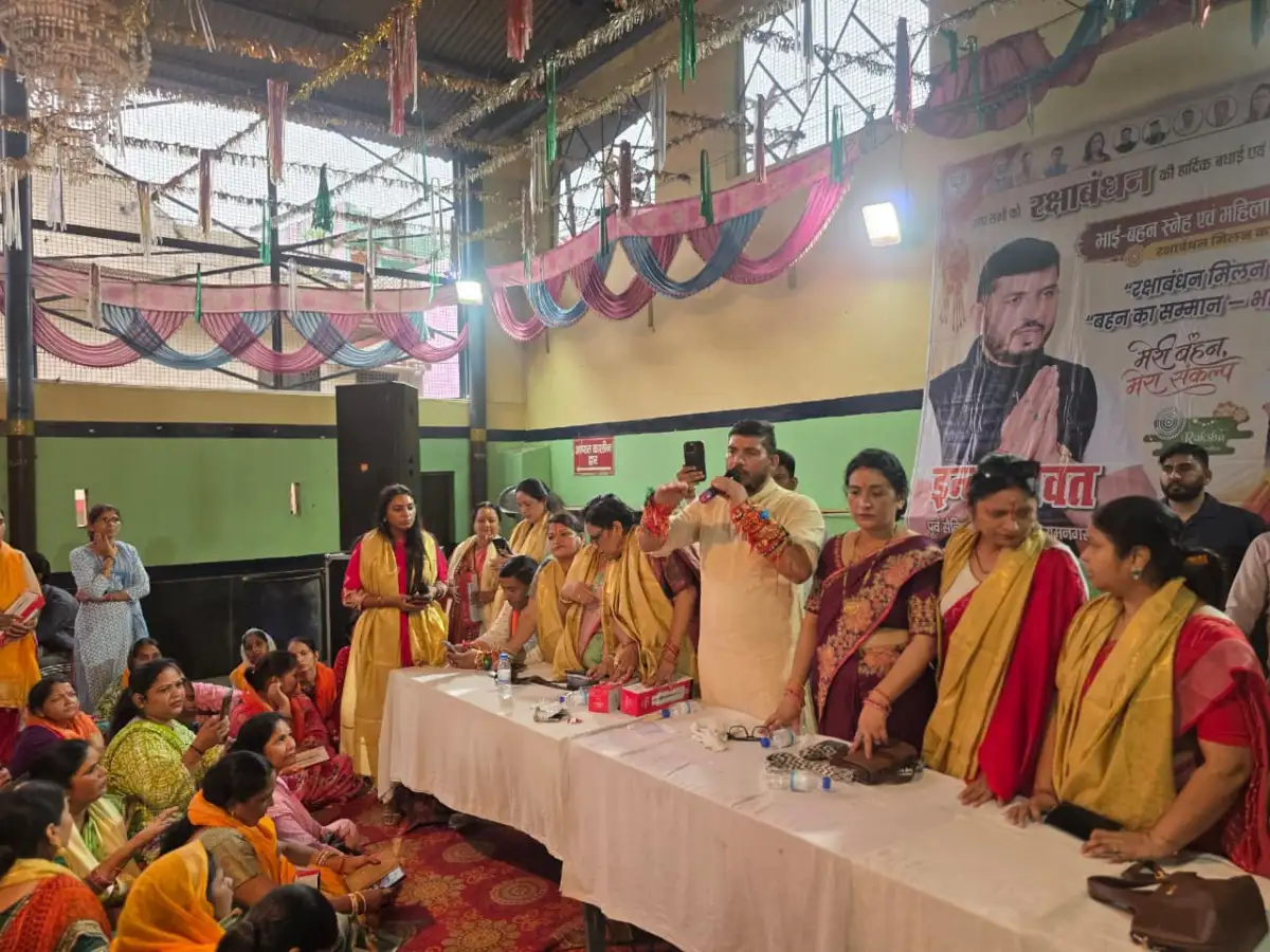 रामनगर में रक्षाबंधन कार्यक्रम, बहनों ने इंदर रावत की कलाई पर बांधा रक्षा सूत्र।