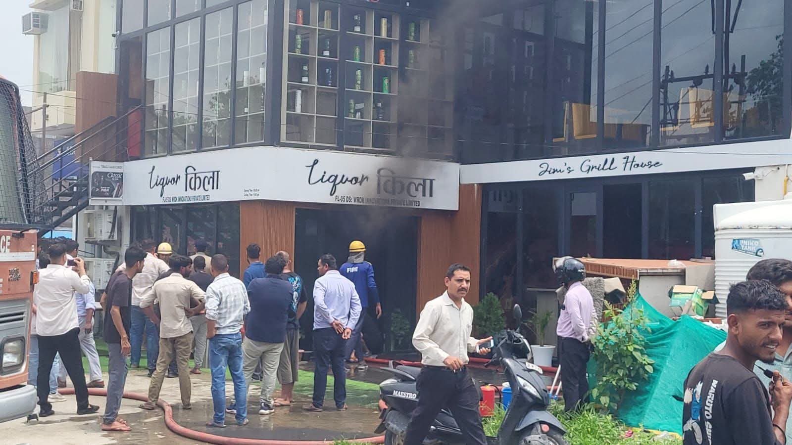 एसी फटने से धधका लिकर किला, फायर टीम की मुस्तैदी से आग पर काबू।
