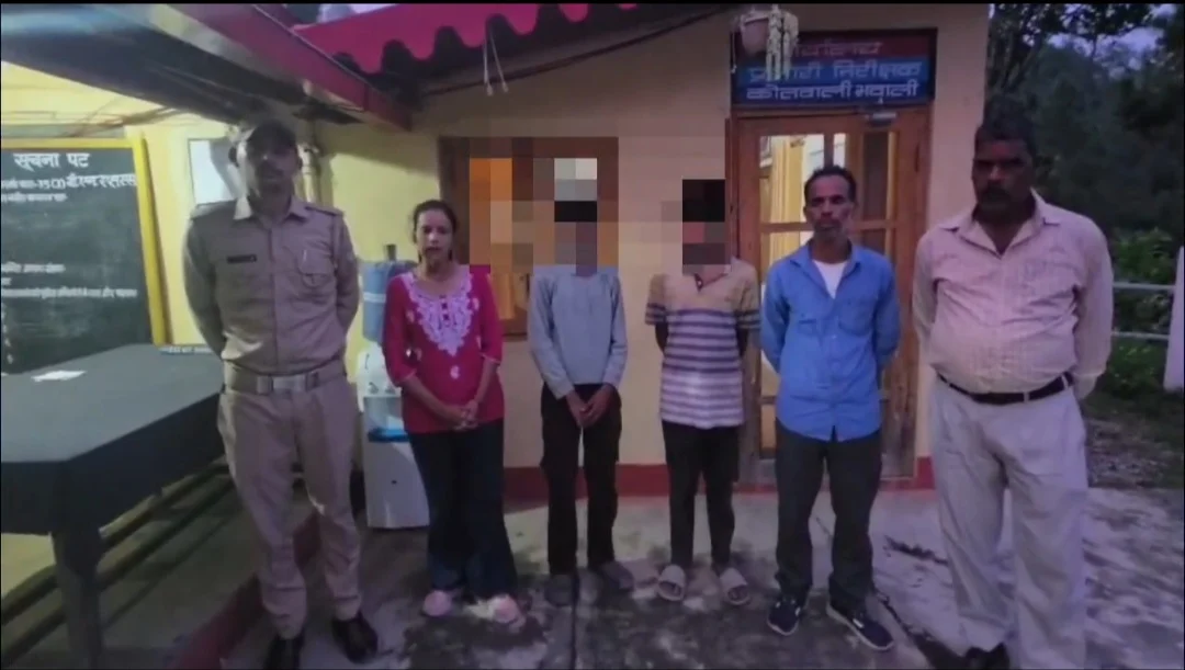 घर से बिना बताए निकले दो नाबालिग भवाली तिराहे से सकुशल बरामद, पुलिस ने परिजनों को सौंपा।