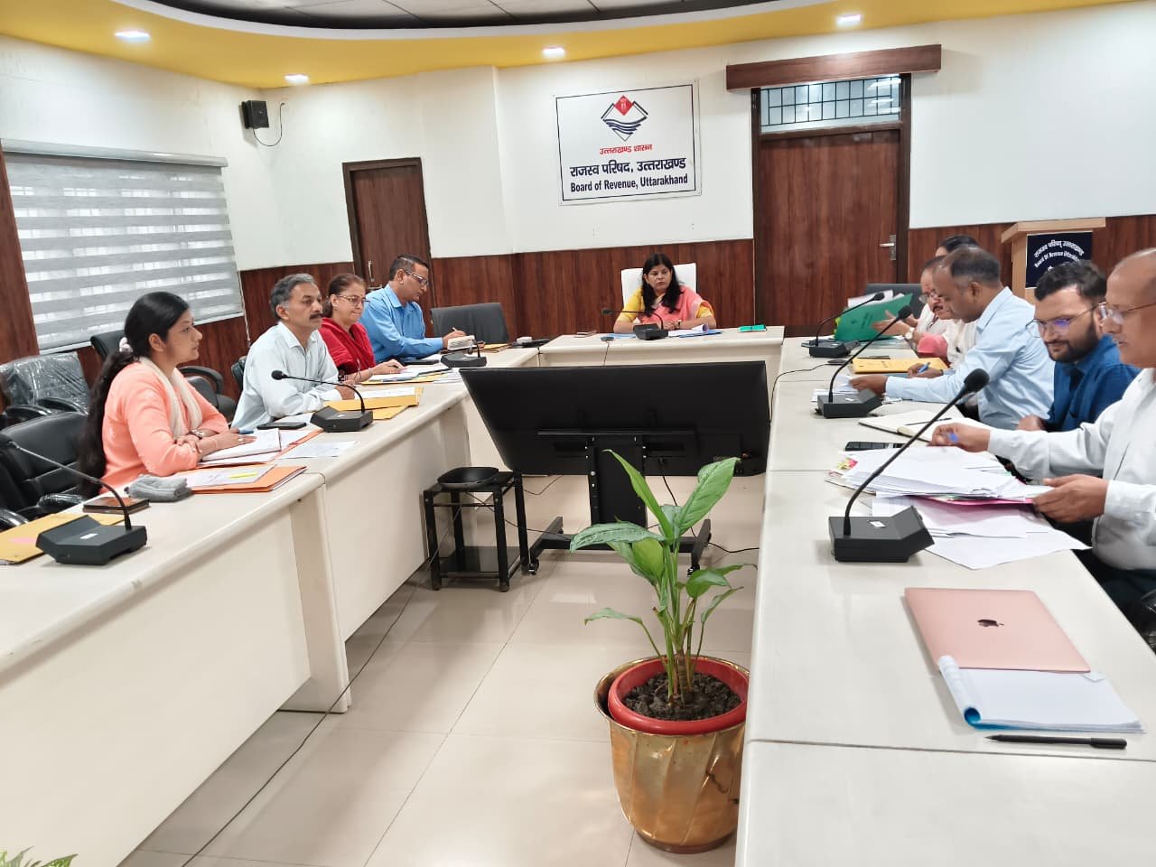 भूलेख सर्वेक्षण संस्थान अल्मोड़ा बनेगा आधुनिक प्रशिक्षण केंद्र, आयुक्त रंजना राजगुरु ने दिए निर्देश।
