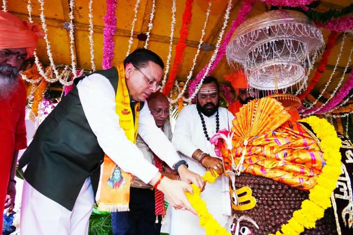 सीएम धामी ने टपकेश्वर महादेव की पूजा-अर्चना कर की प्रदेश की खुशहाली की कामना।