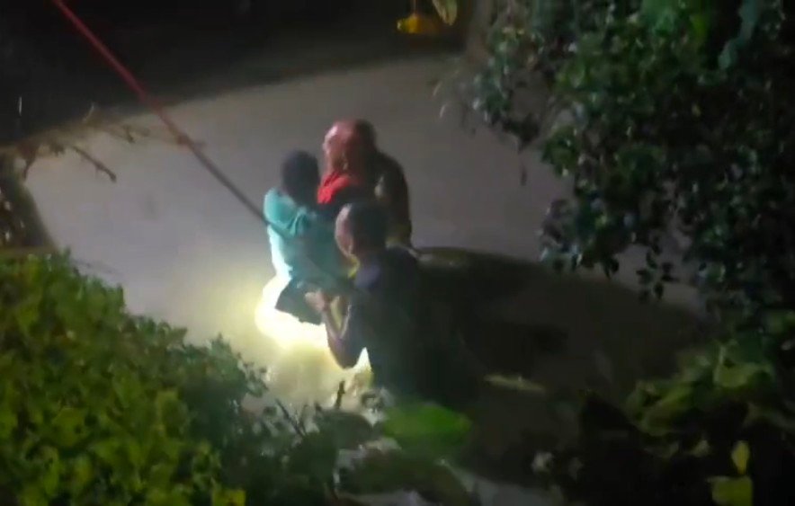 अंधेरी रात, उफनती नहर और जिंदगी-मौत की जंग… नैनीताल पुलिस के जवानों ने बचाई 35 वर्षीय युवक की जान।