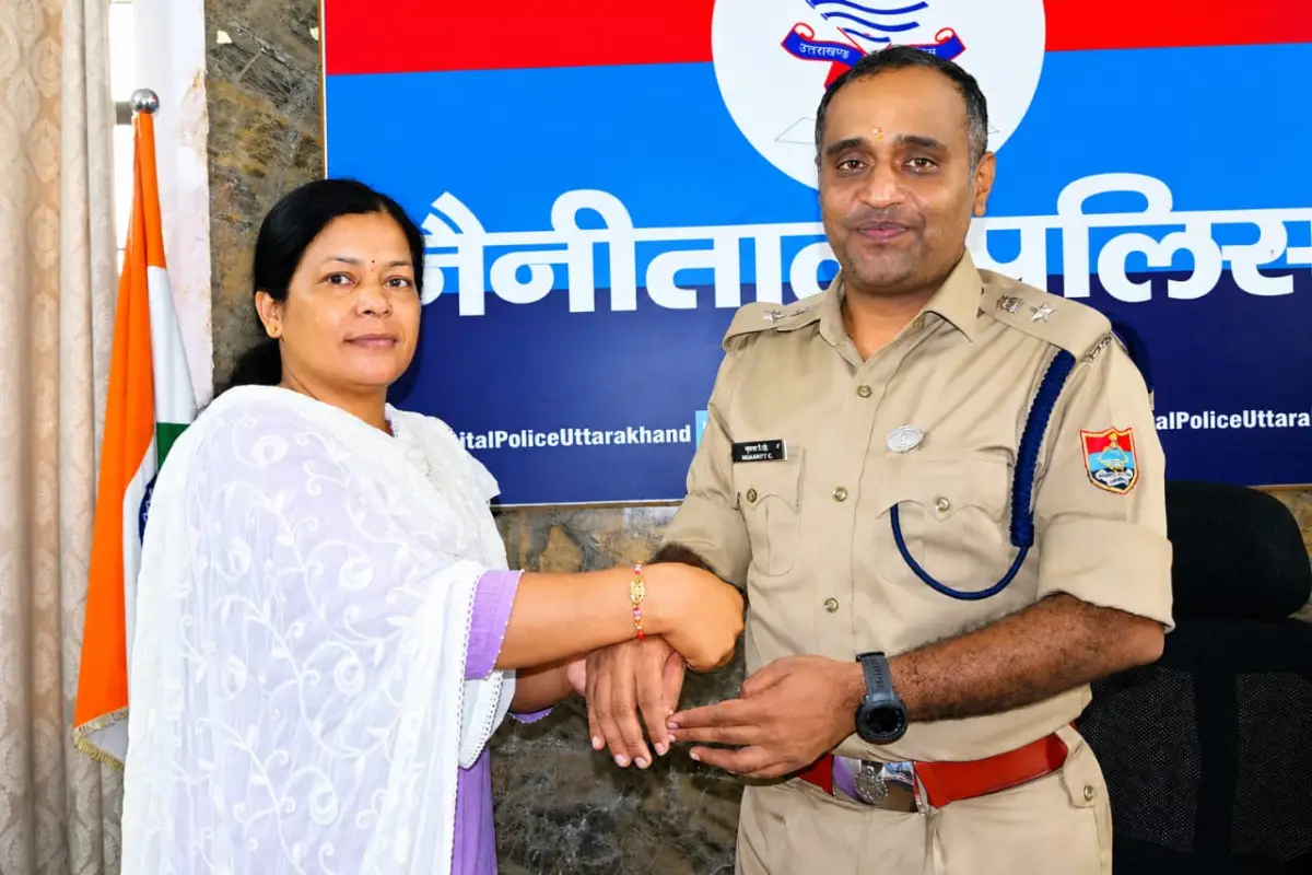 राखी के पवित्र धागे में बंधा खाकी का संकल्प, PRO हेमा ऐठानी ने SSP डॉ. मंजूनाथ टी.सी. को बांधी राखी, जनसुरक्षा का संकल्प हुआ और मजबूत, ब्रह्माकुमारी बहनों ने पुलिस अधिकारियों- जवानों को राखी बांधकर जताया स्नेह — मजबूत हुआ सेवा और विश्वास का रिश्ता।