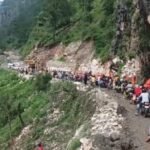 भूस्खलन से यमुनोत्री हाईवे बेहाल, कांवड़ यात्रियों की बढ़ीं मुश्किलें; चमोली में भी कई सड़कें बंद।