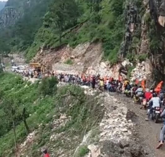 भूस्खलन से यमुनोत्री हाईवे बेहाल, कांवड़ यात्रियों की बढ़ीं मुश्किलें; चमोली में भी कई सड़कें बंद।