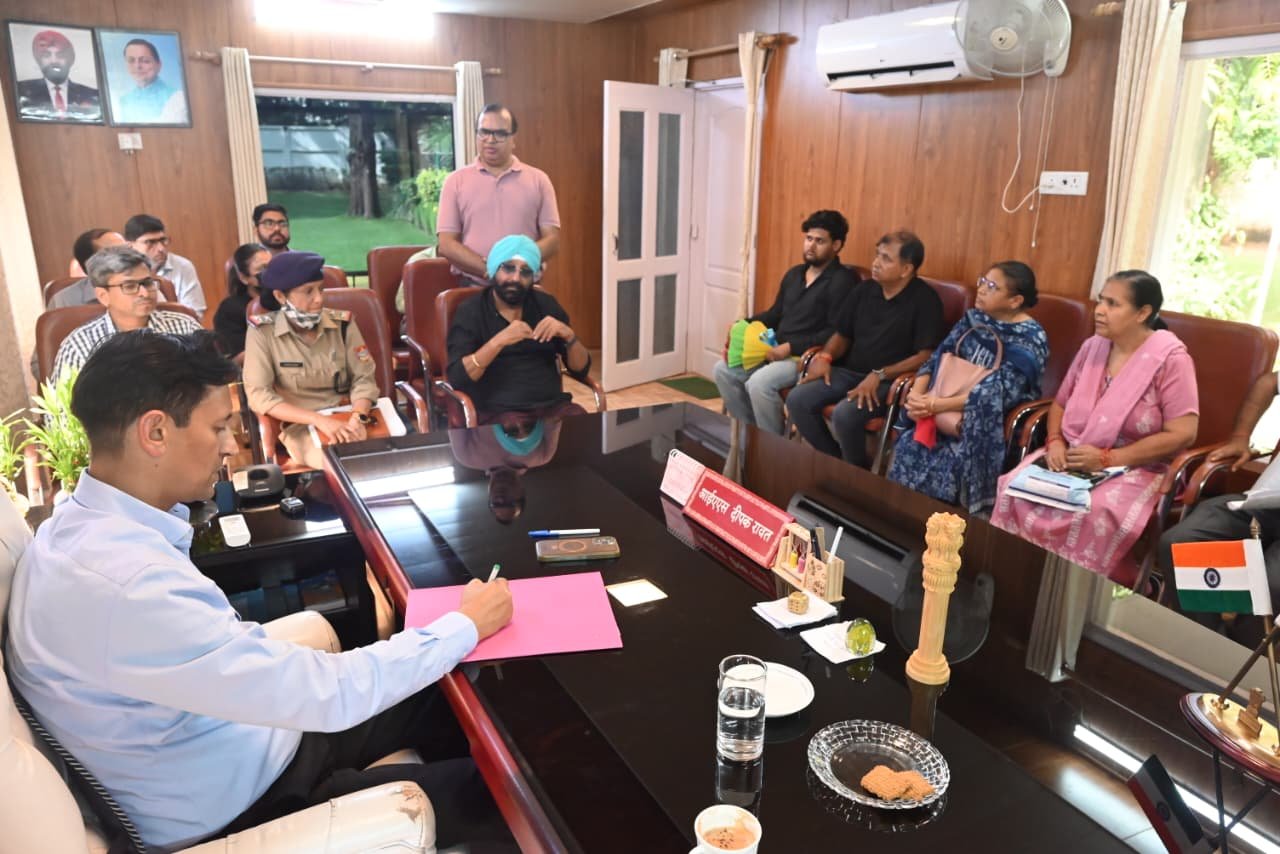 जनसुनवाई में आयुक्त दीपक रावत ने सुनी फरियादें, मौके पर कराया कई मामलों का समाधान।