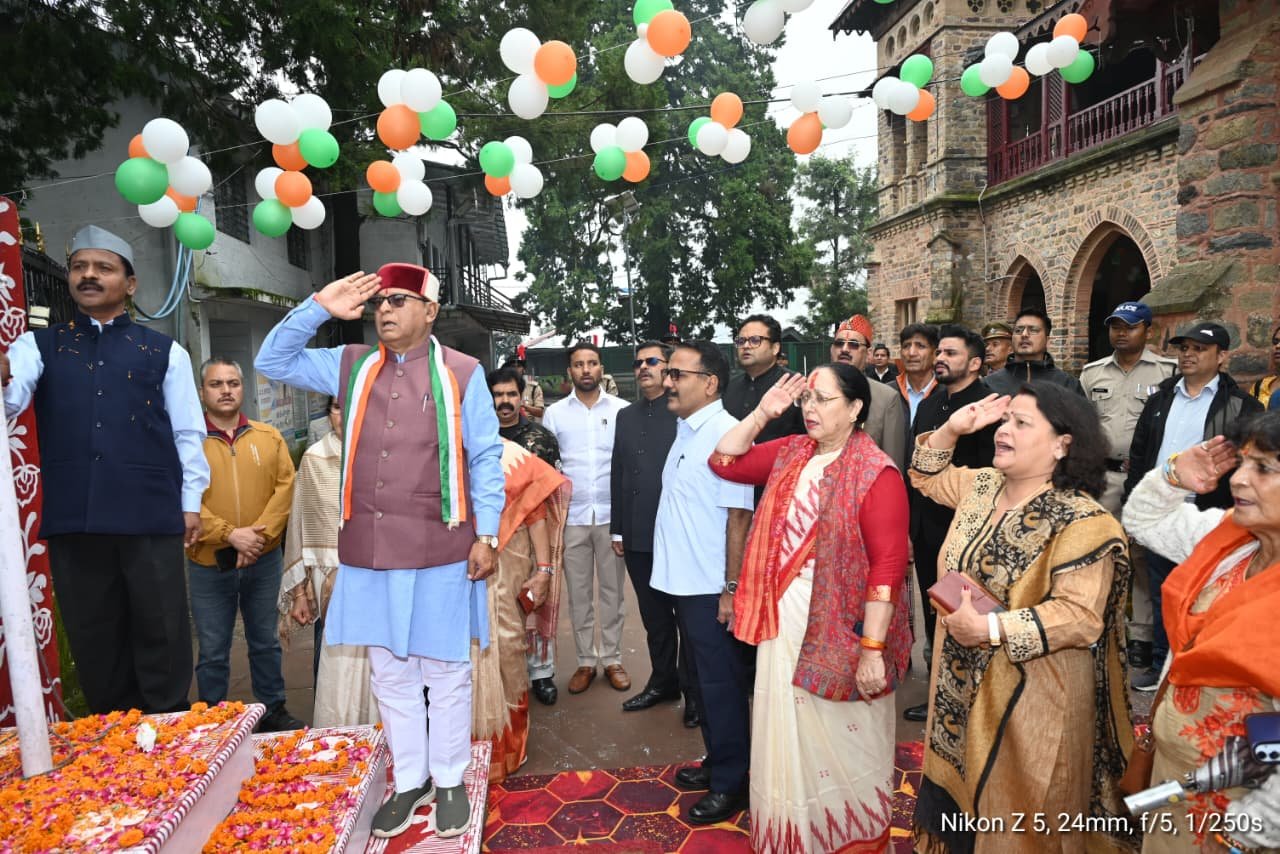 धूमधाम से मना नैनीताल में 80वां स्वतंत्रता दिवस, प्रभारी मंत्री खजान दास ने फहराया तिरंगा।