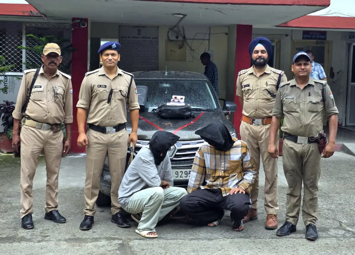 स्कूल से चोरी के लैपटॉप लेकर घूम रहे थे बेखौफ, रामनगर पुलिस ने दबोचे दो शातिर चोर।