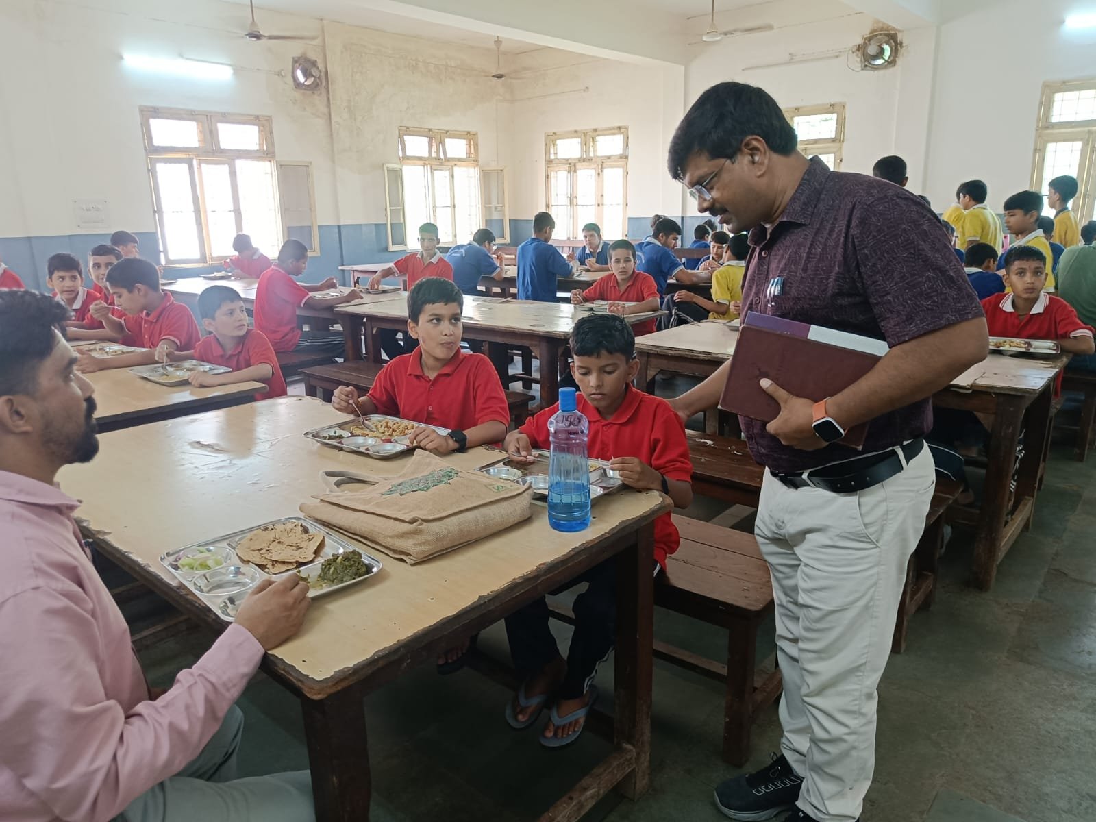 रक्षाबंधन से पहले खाद्य विभाग का अभियान, नवोदय विद्यालय सहित कई प्रतिष्ठानों से लिए खाद्य नमूने।