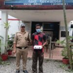 झपट्टा मारकर मोबाइल छीना, पुलिस ने आरोपी को दबोचा; फोन भी बरामद।