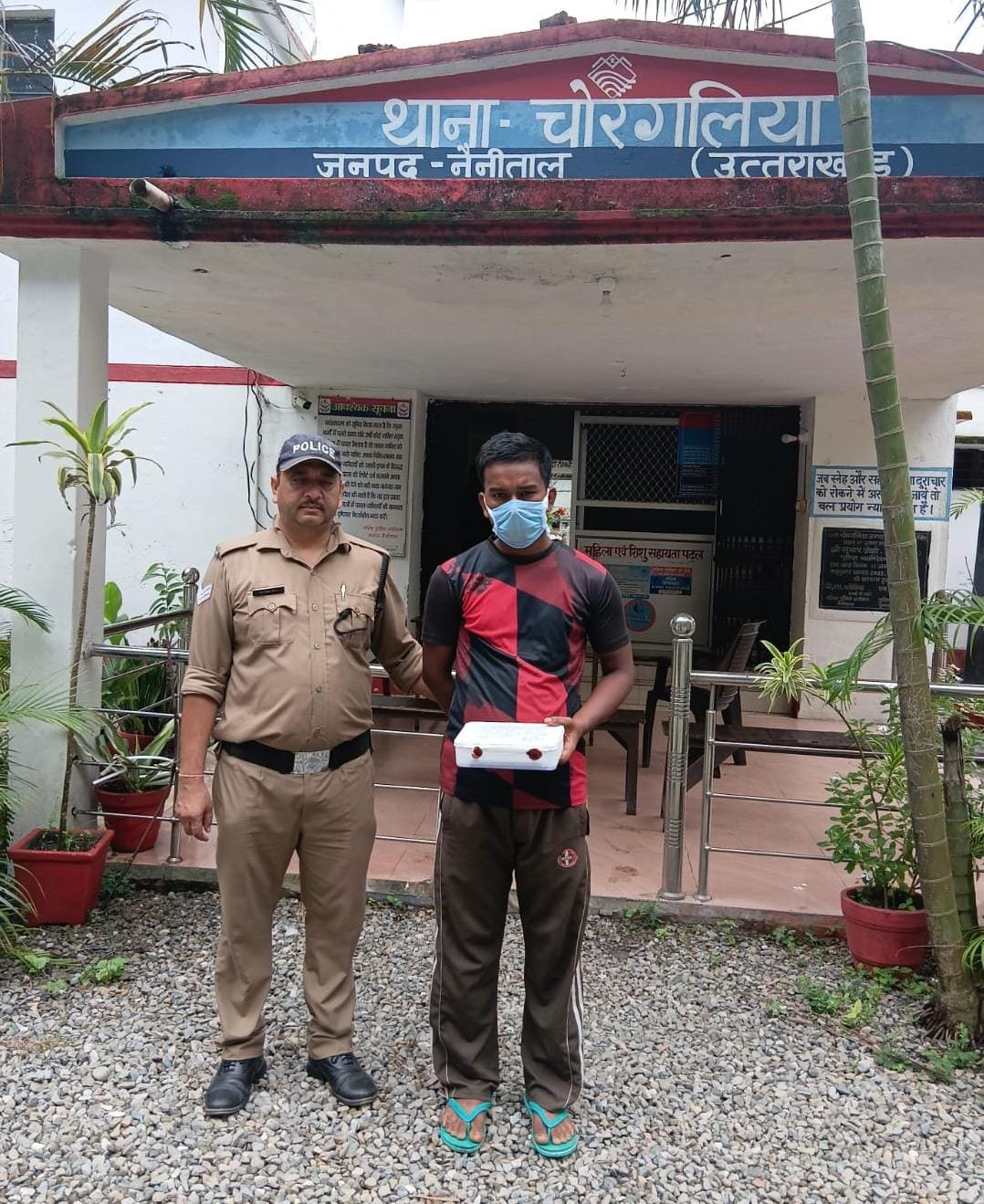 झपट्टा मारकर मोबाइल छीना, पुलिस ने आरोपी को दबोचा; फोन भी बरामद।