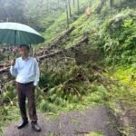 वल्दियाखान में सड़क पर गिरा चीड़ का पेड़, कुमाऊं आयुक्त ने मौके से संभाली व्यवस्था।
