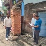 रामनगर में सड़क किनारे निर्माण सामग्री रखने वालों पर प्रशासन की कार्रवाई, 8 चालान काटे।