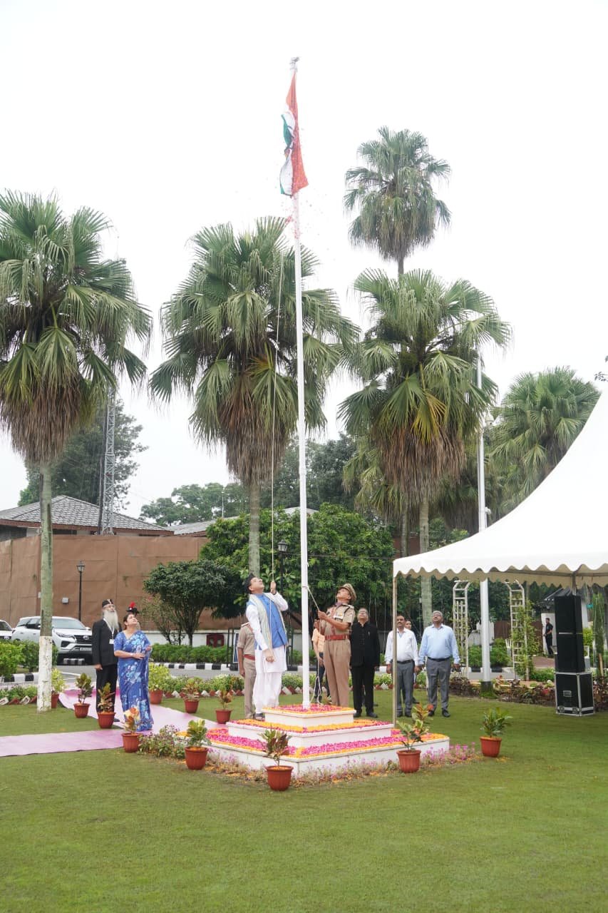 मुख्यमंत्री धामी ने मुख्यमंत्री आवास में फहराया तिरंगा, अधिकारियों-कर्मचारियों ने ली राष्ट्रीय एकता की शपथ।