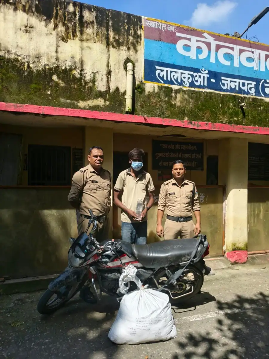 अवैध शराब तस्करी पर लालकुआं पुलिस का शिकंजा, 134 पाउच कच्ची शराब के साथ तस्कर गिरफ्तार।