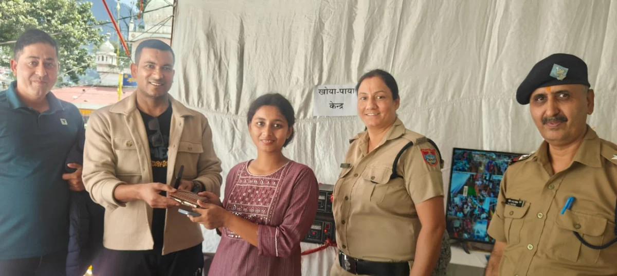 नंदा देवी मेले में गुम हुआ महिला का पर्स आधे घंटे में बरामद, नैनीताल पुलिस की तत्परता से लौटे जरूरी दस्तावेज।