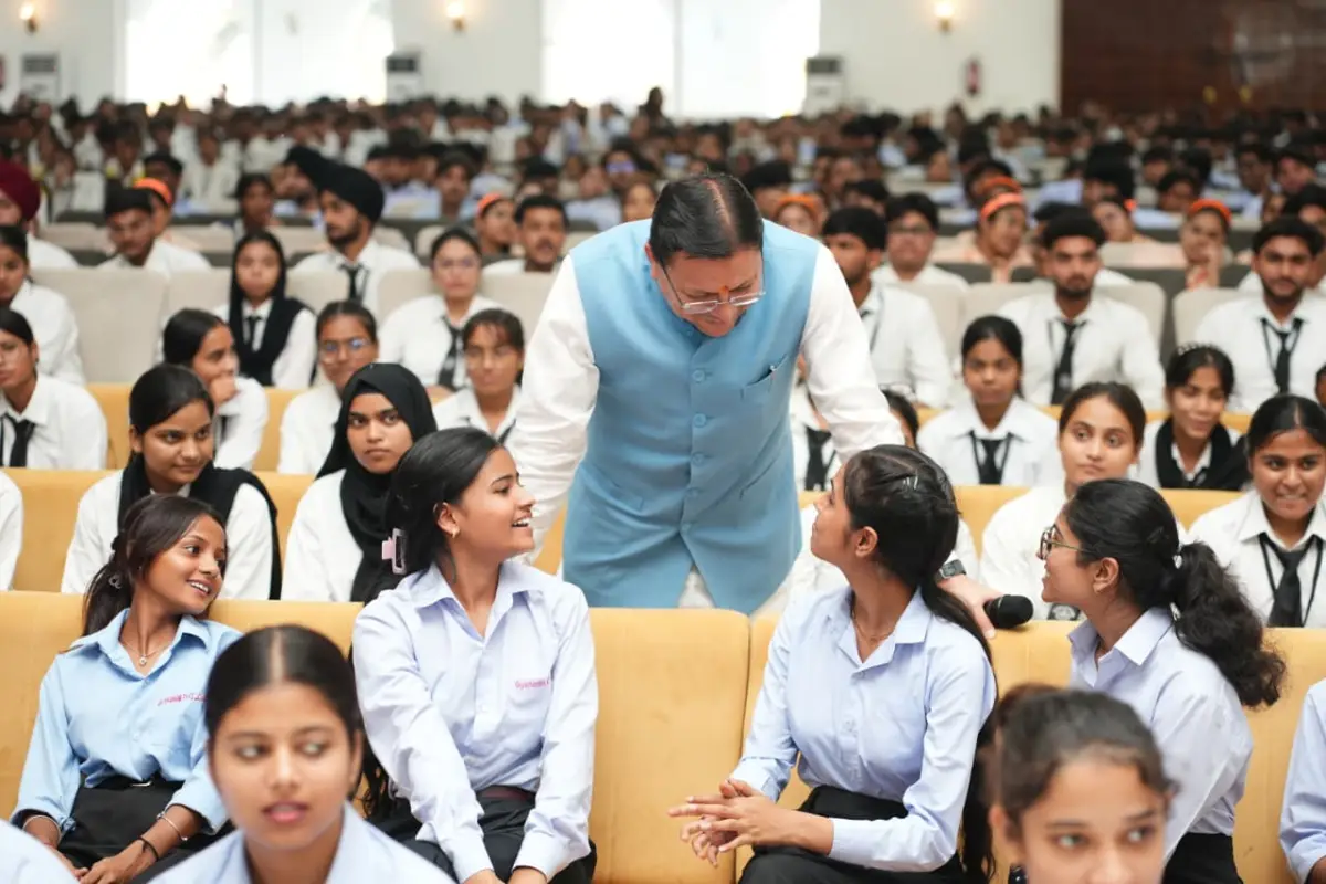 युवाओं के सपनों को पंख देने की तैयारी, शिक्षा से रोजगार तक अवसर बढ़ाने में जुटी धामी सरकार।