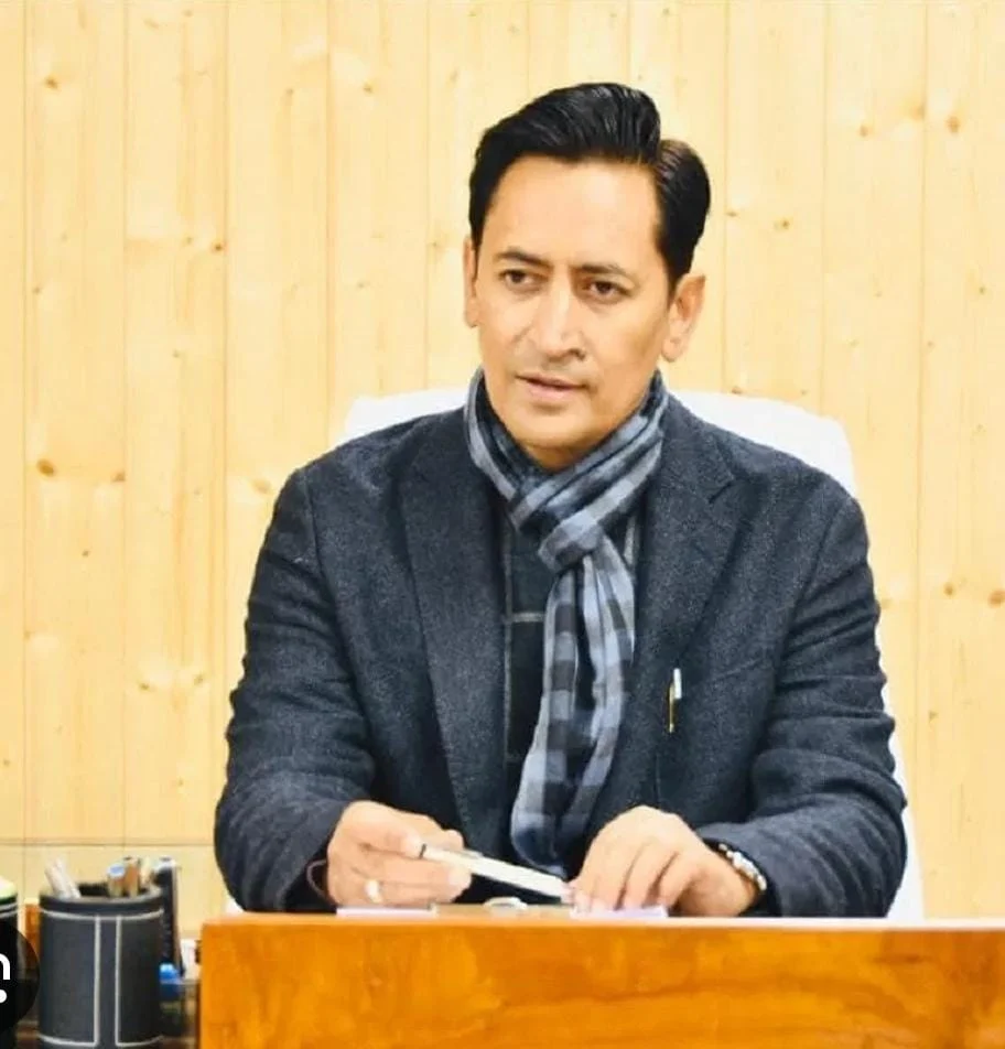 स्ट्रीट लाइटों की लापरवाही पर अब रोज होगी निगरानी, दीपक रावत ने मांगी वार्डवार रिपोर्ट।