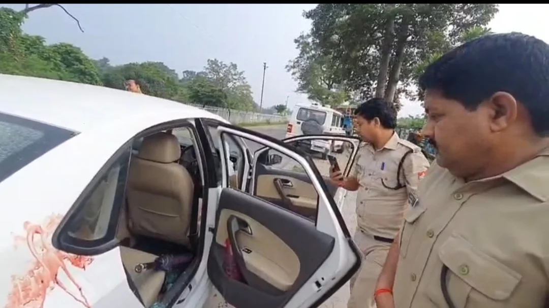 रामनगर में तड़के कार सवार युवक पर जानलेवा हमला, ईंट-पत्थरों से किया वार; खून से सनी मिली कार।