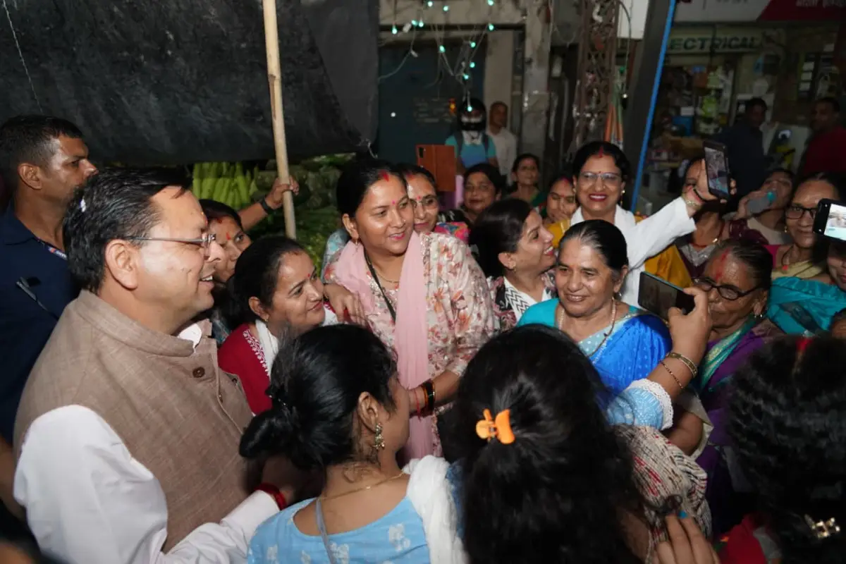 जल सृष्टि पार्क से लौटते समय सीएम धामी ने रुकवाया काफिला, बच्चों और आमजन संग खिंचवाई सेल्फी, प्रोटोकॉल से इतर आम लोगों के बीच पहुंचे मुख्यमंत्री, बच्चों से की बातचीत और सुनीं उनकी बातें।
