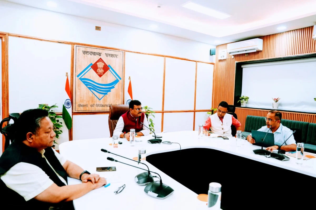 मुख्य सचिव ने जिलाधिकारियों के साथ की समीक्षा, लंबित मामलों पर दिए त्वरित कार्रवाई के निर्देश।